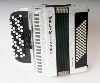 Romance602-II-72/60-WH Romance 602 Аккордеон кнопочный 60/72/II/3, белый, Weltmeister от магазина Соло в Иркутске